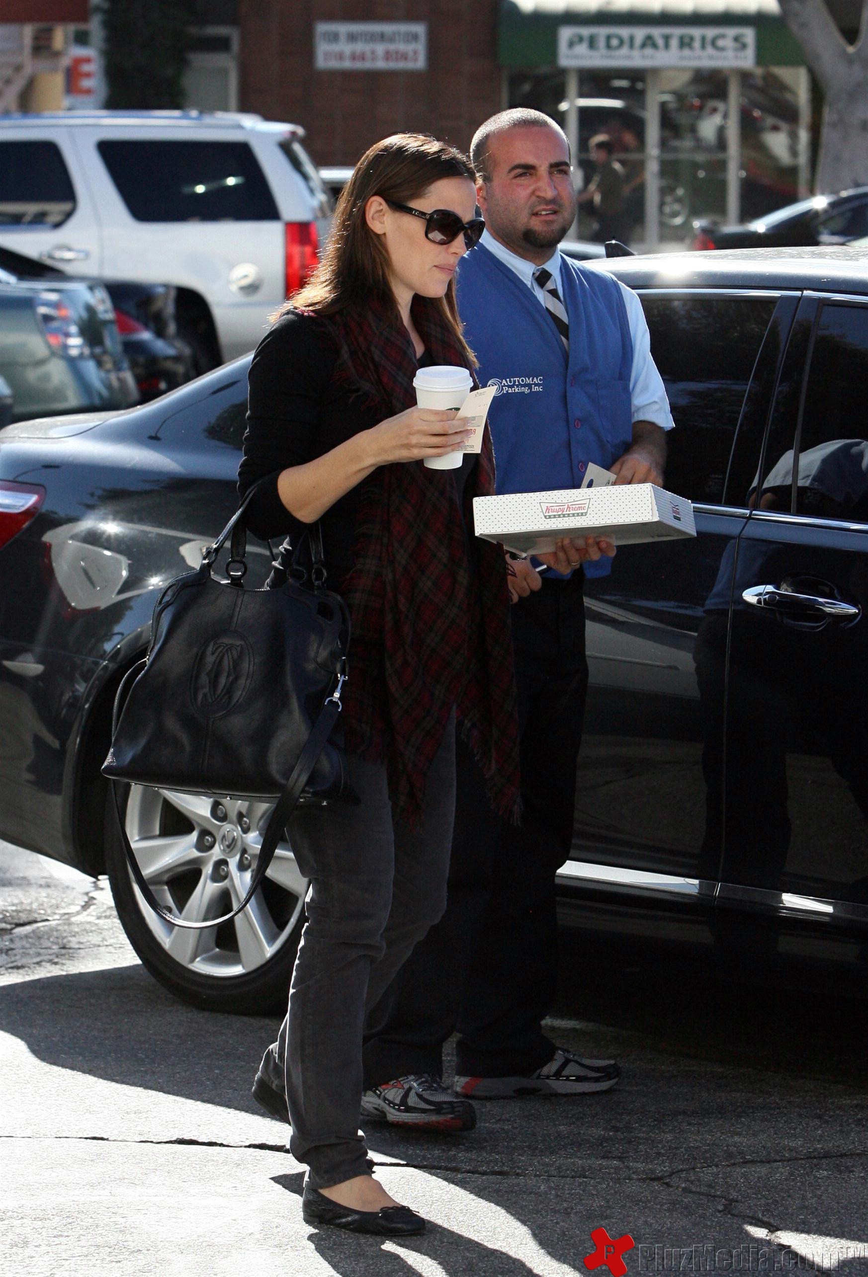 Jennifer Garner stops at Starbucks on her way to a hospital | Picture 93747